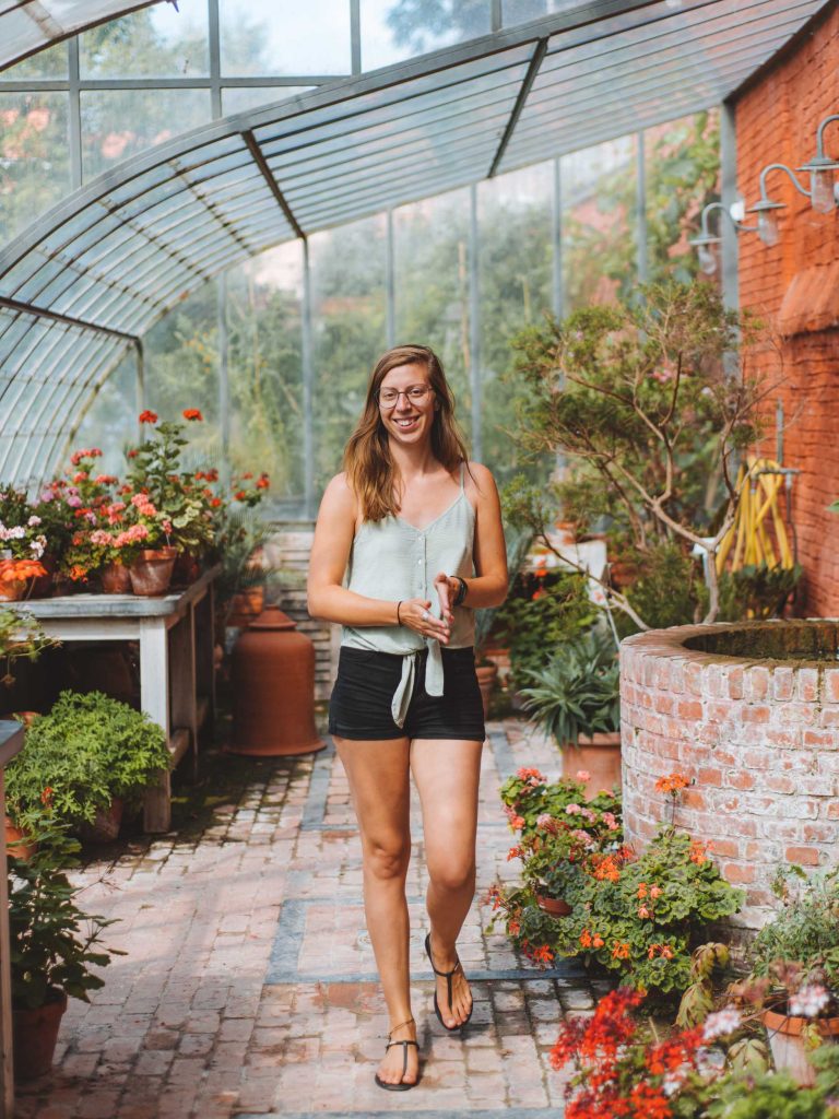 kelly walking inside a green house in the kruidtuin 