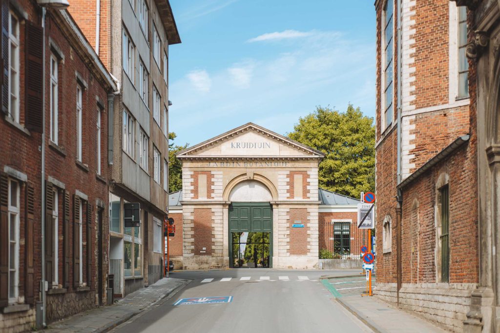 the entrance of the kruidtuin in leuven seen from the street