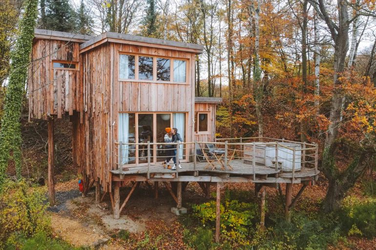 florian and kelly kissing on the terrace of their coucoo cabanes cabin