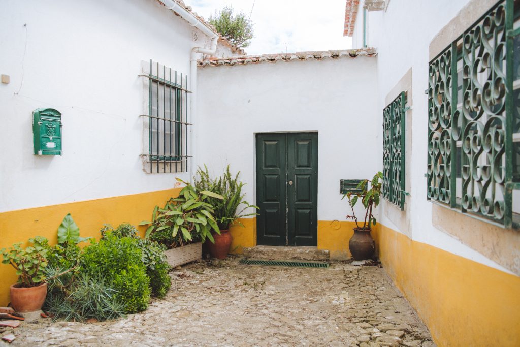 inner courtyard with plants and front door in obidos