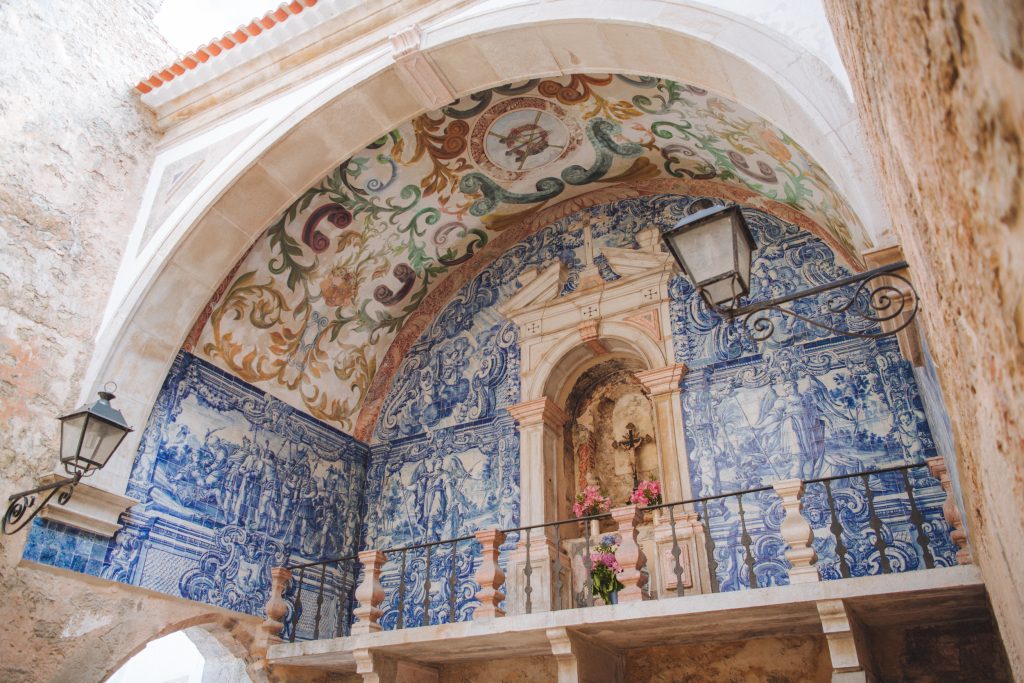 the main gate porta da vila to the town of obidos