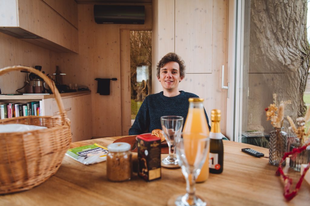 florian at the breakfast table in meers cabin