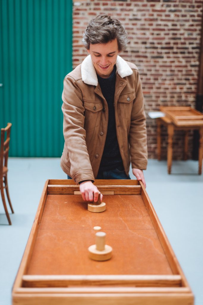 florian playing old folk game in the hopmuseum